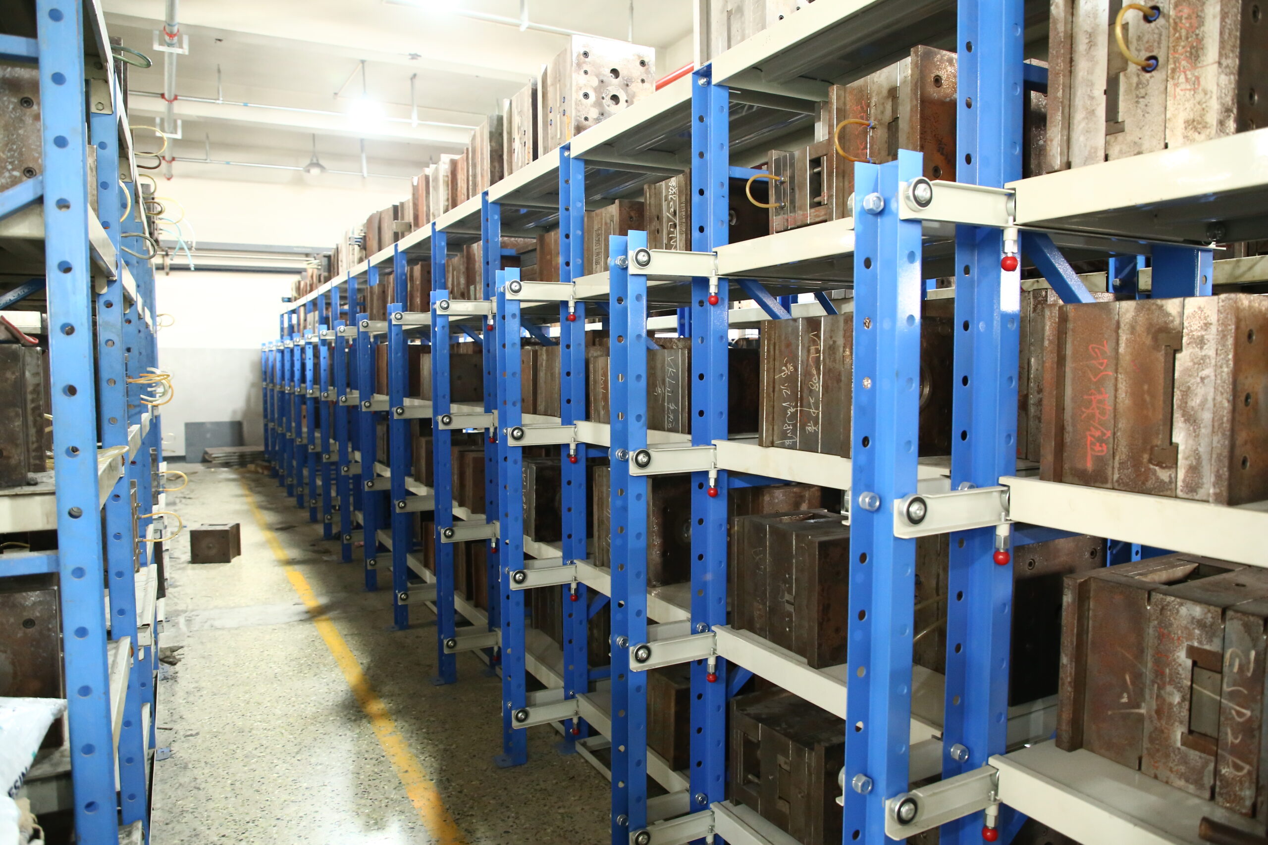 Smart warehouse with organized inventory